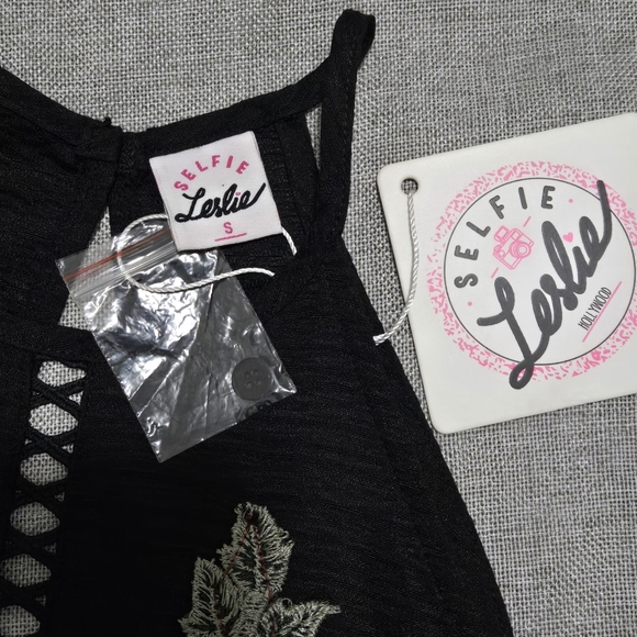 NWT SELFIE LESLIE Black Sleeveless Romper with Floral Applique, Size Small - Picture 10 of 11